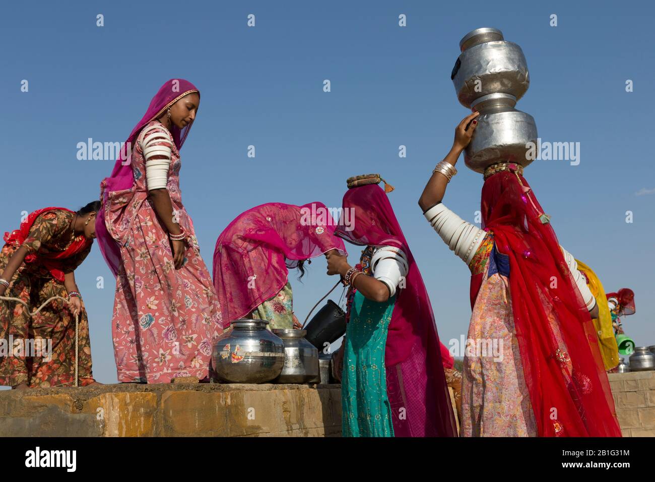 Eine Gruppe von Frauen, die Rückkehr von sammeln Wasser aus einem Brunnen in der Nähe der Stadt. Stockfoto