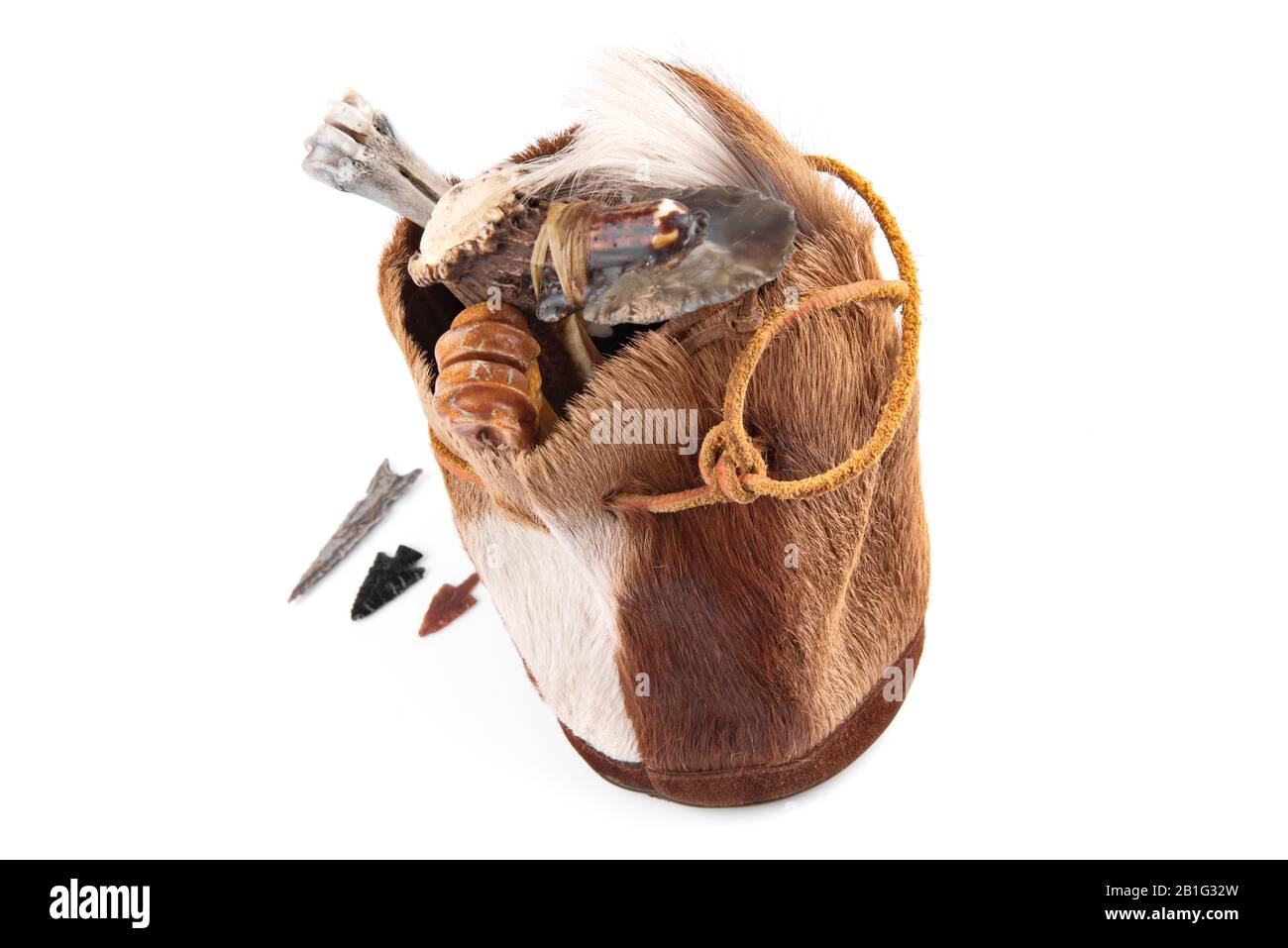 Steinzeit-Handtasche mit Cave Men Tools auf weißem Hintergrund Stockfoto