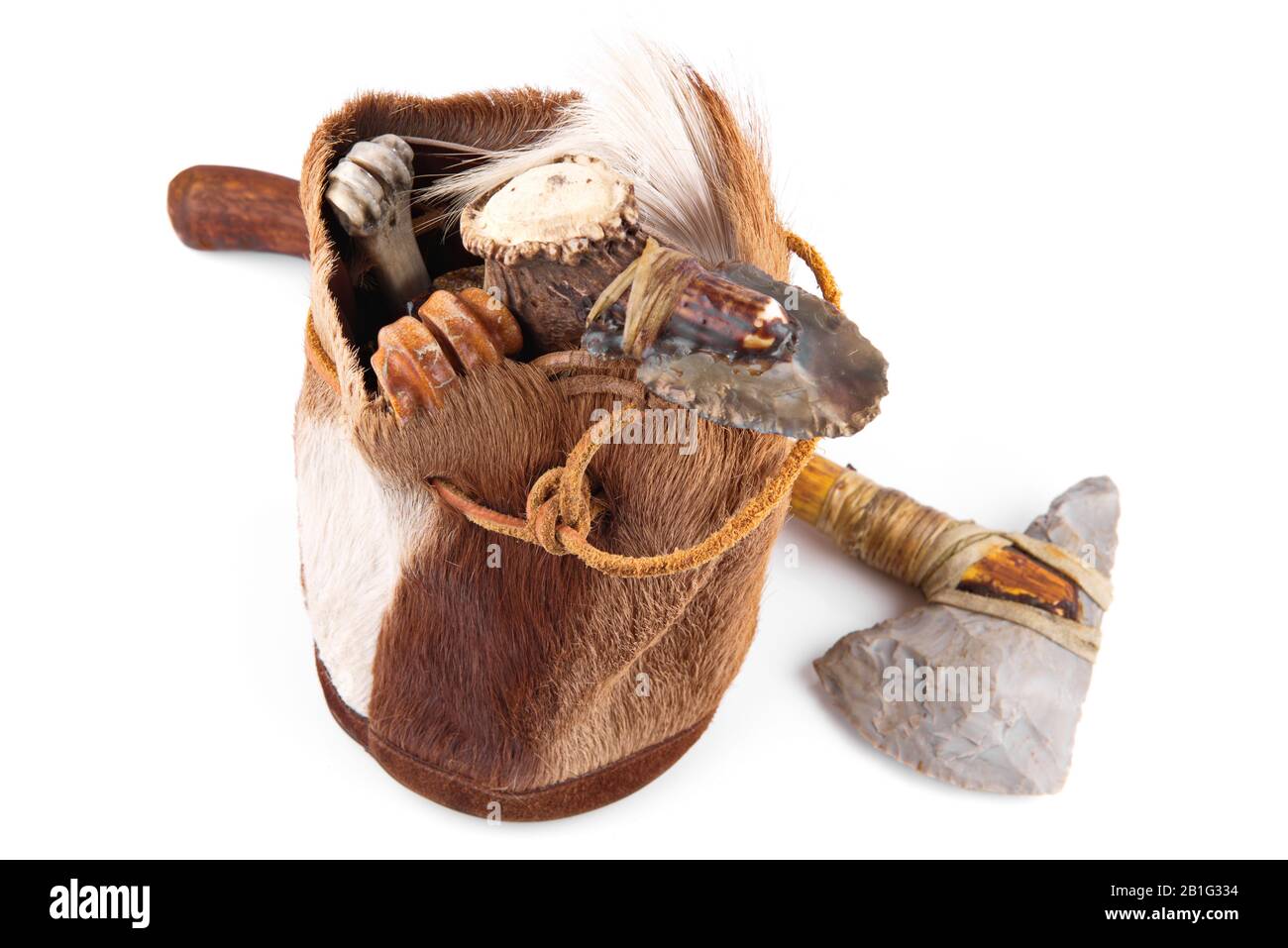 Steinzeit-Handtasche mit Cavemen Ax und Tools auf weißem Hintergrund Stockfoto