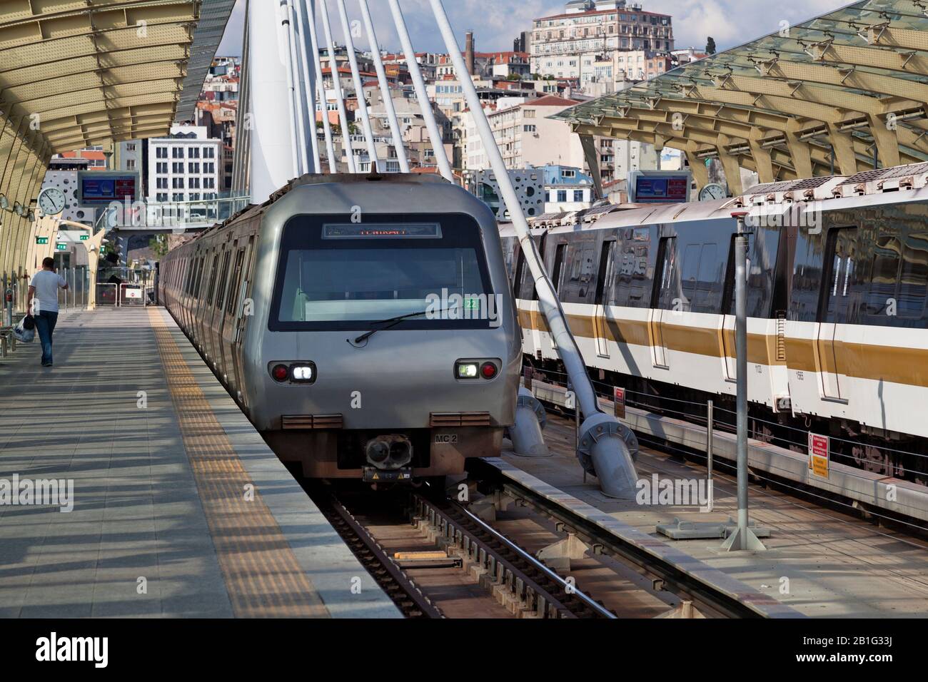 Istanbul, Türkei - 10. Mai 2019: Zug am Bahnhof Haliç der Linie M2 der Metro Istanbul. Die Station befindet sich an der U-Bahn-Brücke Golden Horn. Stockfoto