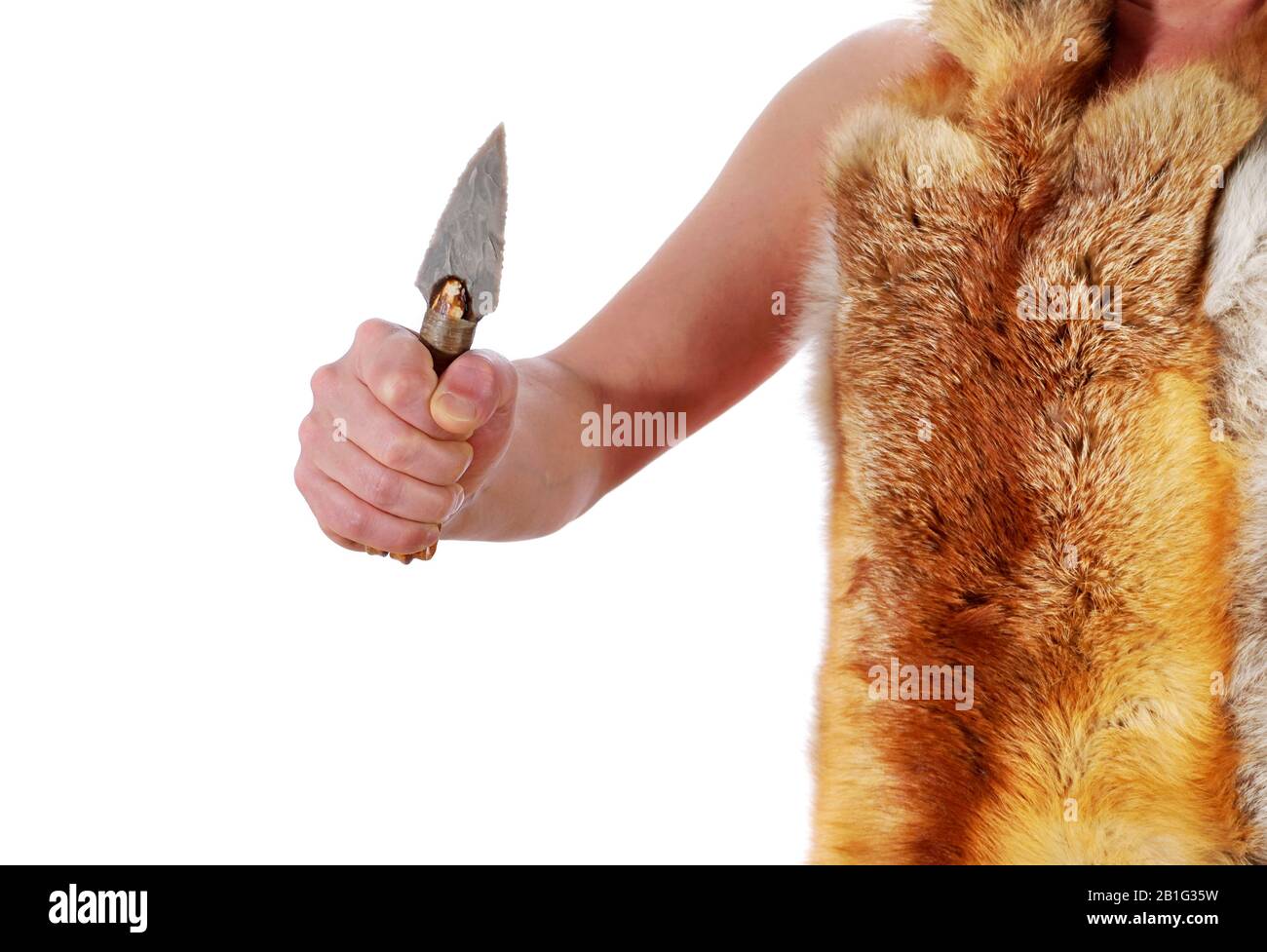 Höhlenbrüter mit Fox-Pelz-Mantel und Steinzeitmesser auf weißem Hintergrund Stockfoto