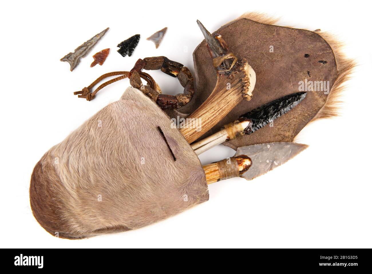Steinzeit mit Werkzeug-Handtasche auf weißem Hintergrund Stockfoto