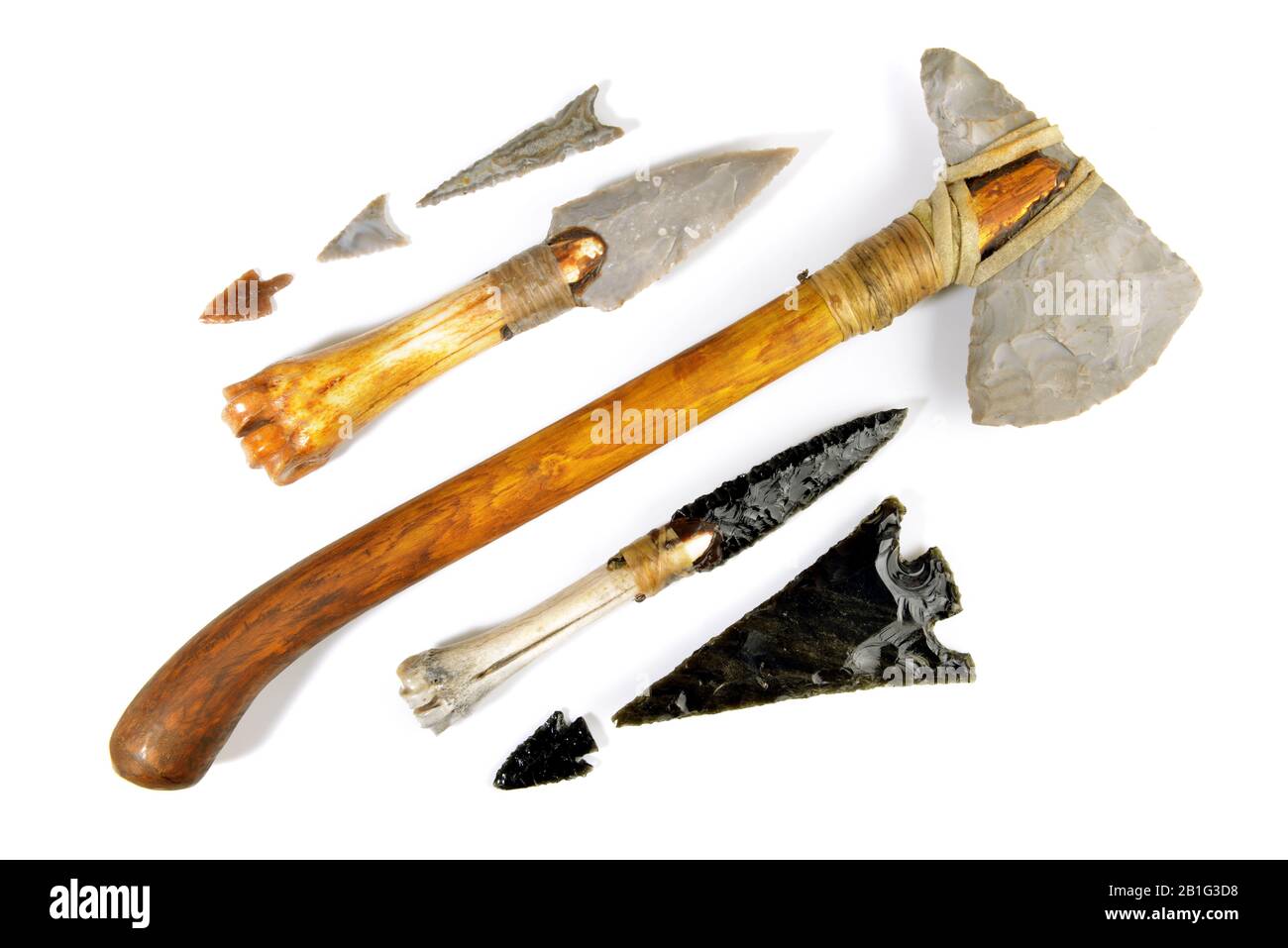 Steinzeitwerkzeuge auf weißem Hintergrund - Steinzeit-Axt, Messer und Pfeile Stockfoto