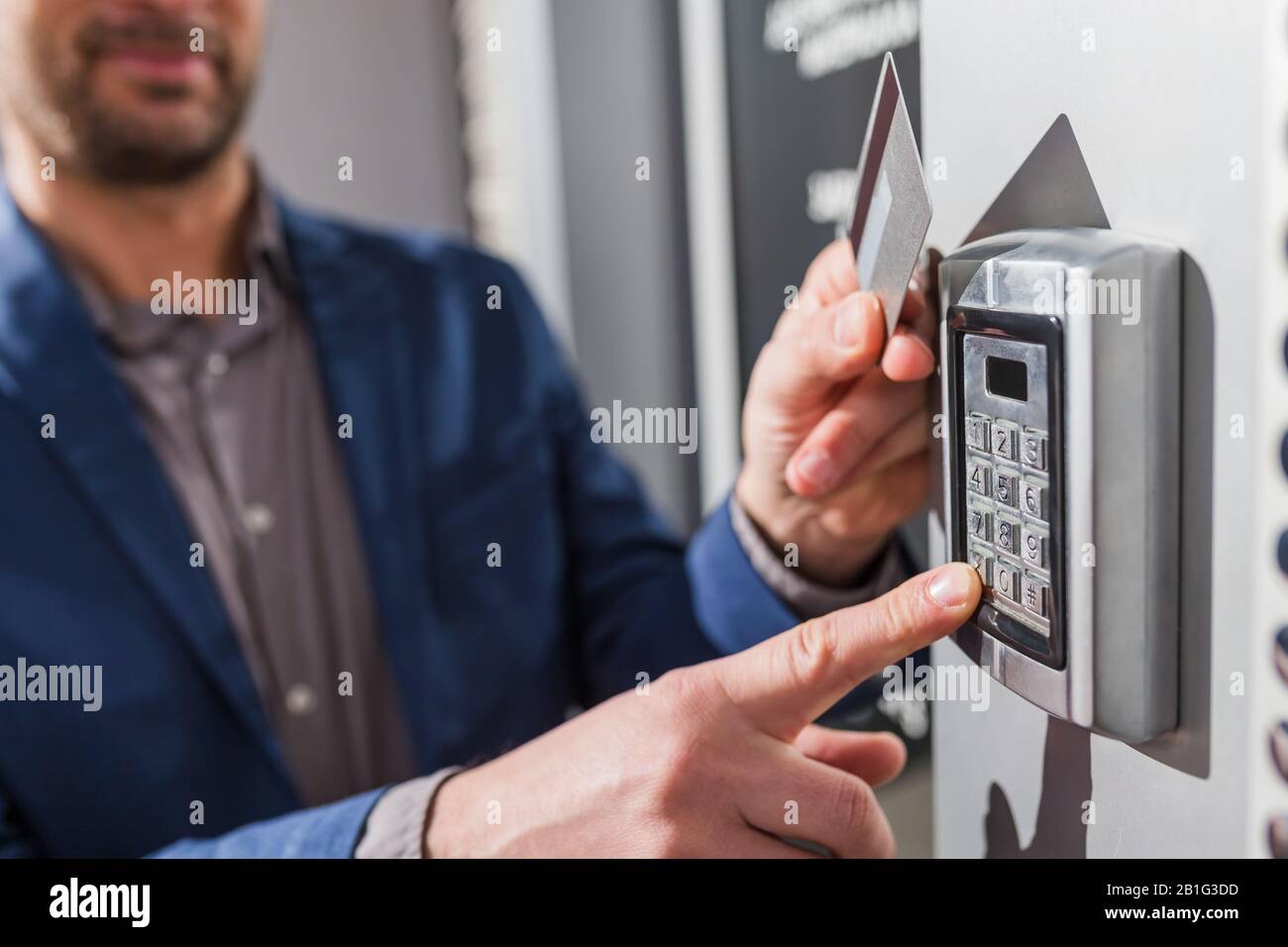 Mann Hand Drücken Sie die Kombination aus Sicherheitscode und mit der Schlüsselkarte, um die Tür zu entriegeln Stockfoto
