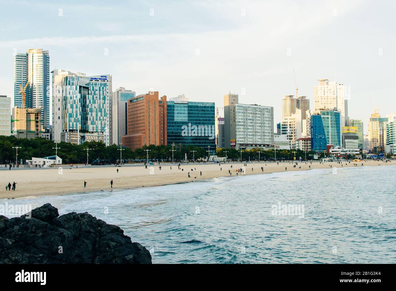 Wolkenkratzer moderner Apartmentgebäude und Jachthafen in Marine City of Busan, Südkorea Stockfoto