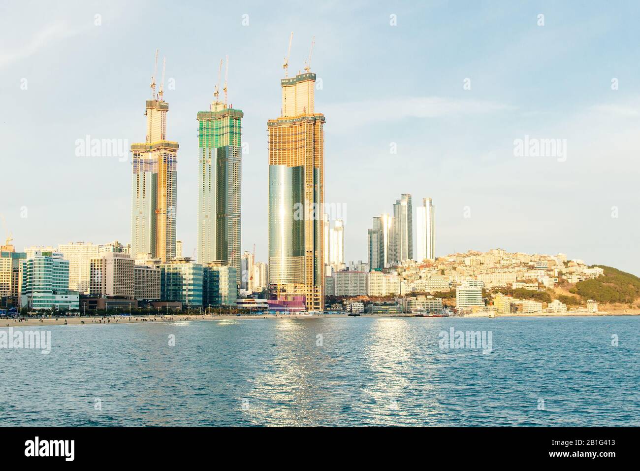 Wolkenkratzer moderner Apartmentgebäude und Jachthafen in Marine City of Busan, Südkorea Stockfoto