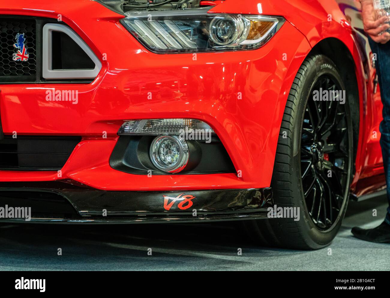 Februar 2020 - London, Großbritannien. Nahaufnahme eines roten Ford Mustang GT-Designs auf der Classic Car Show in London. Stockfoto