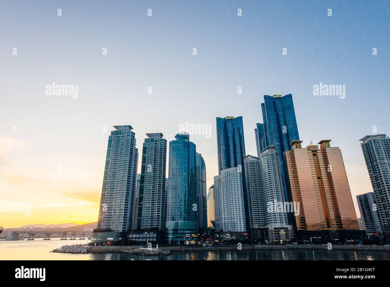 Wolkenkratzer moderner Apartmentgebäude und Jachthafen in Marine City of Busan, Südkorea Stockfoto
