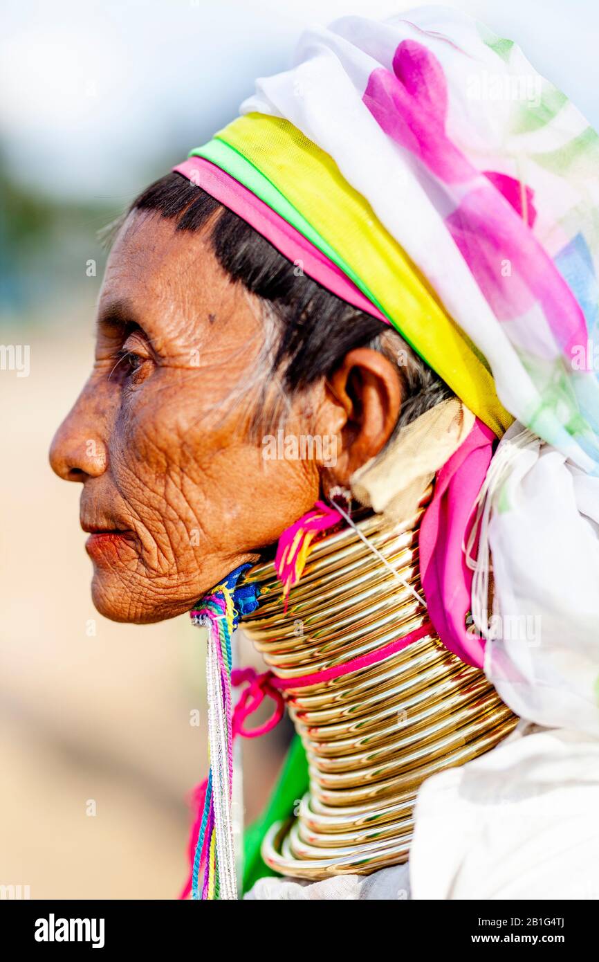 Ein Porträt Einer Frau Aus Der Kayan (Long Neck) Minority Group, Loikaw, Kayah State, Myanmar. Stockfoto