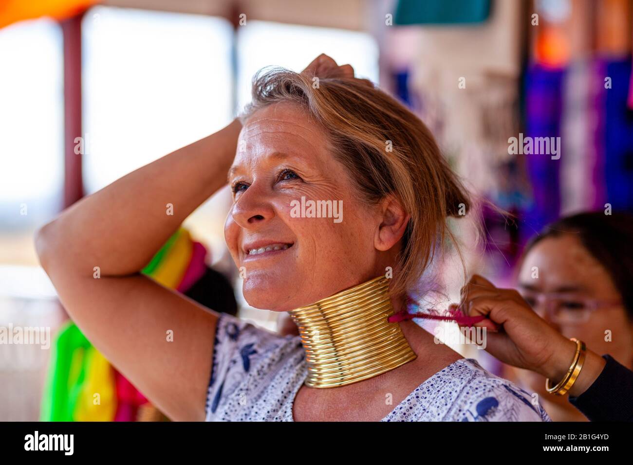 Ein weiblicher Tourist Versucht An Halskringen Im Kayan (Long Neck) Pan Pet Village, Loikaw, Kayah State, Myanmar. Stockfoto