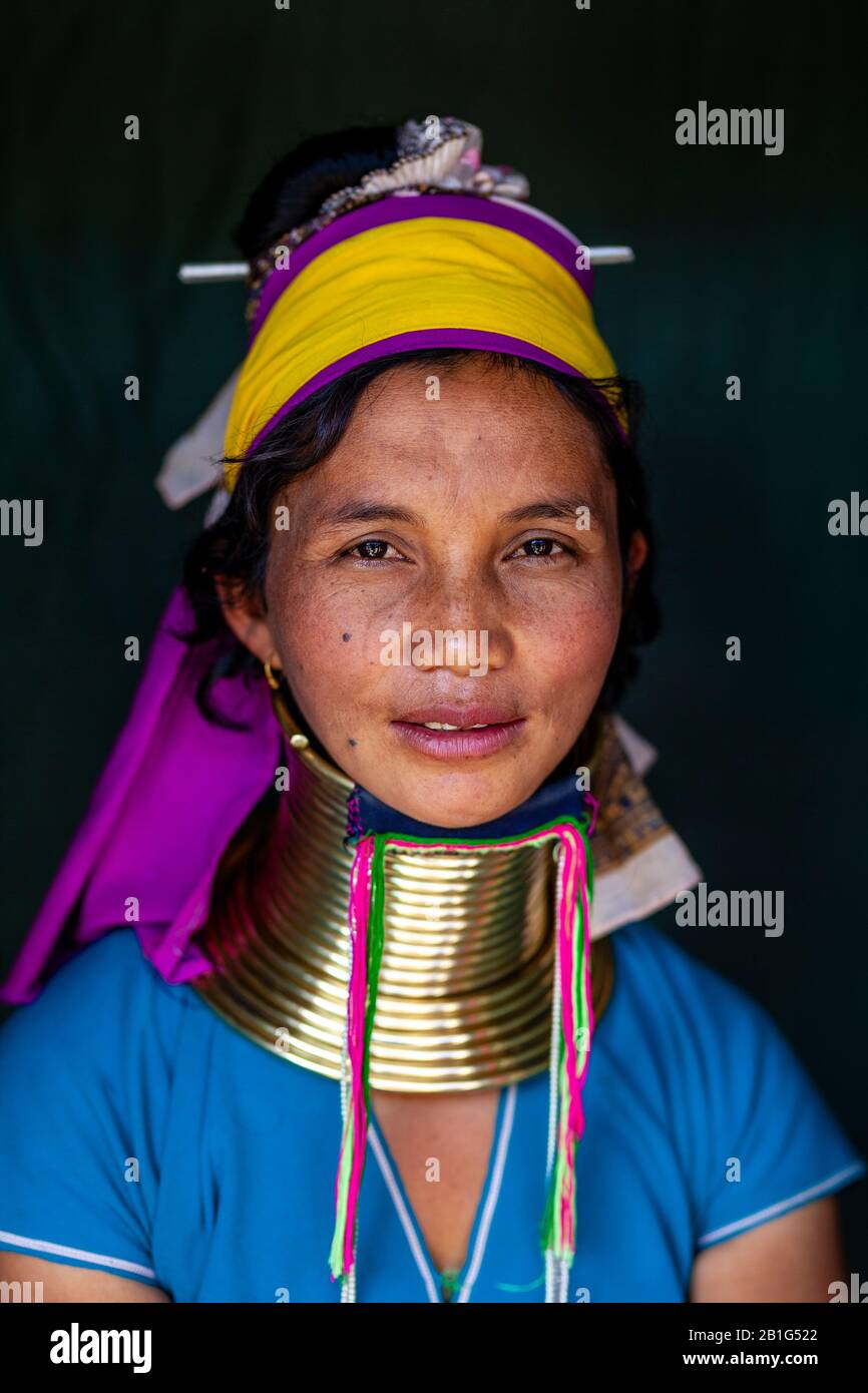Ein Porträt Einer Jungen Frau Aus Der Kayan (Long Neck) Minority Group, Pan Pet Village, Loikaw, Kayah State, Myanmar. Stockfoto