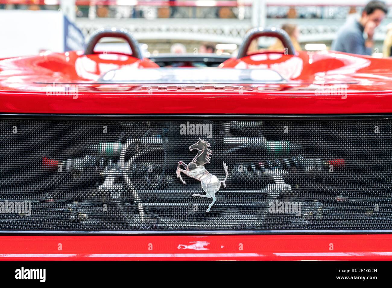 Februar 2020 - London, Großbritannien. Ferrari-Emblem und durchgehendes Mesh zu einem Motorraum. Stockfoto