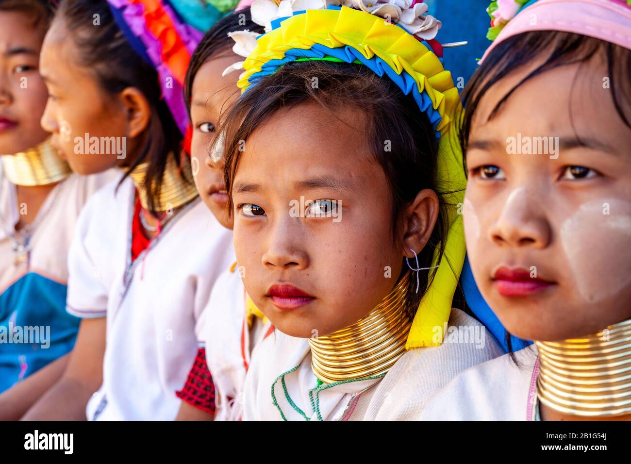 Eine Gruppe Von Kindern Aus Der Kayan Minority Group (Long Neck) Im Traditionellen Kostüm, Pan Pet Village, Loikaw, Kayah State, Myanmar. Stockfoto