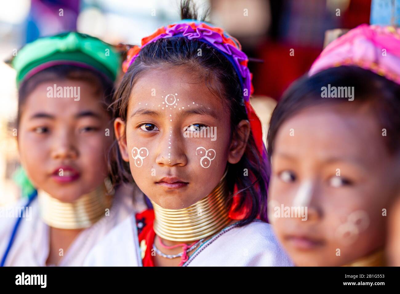 Eine Gruppe Von Kindern Aus Der Kayan Minority Group (Long Neck) Im Traditionellen Kostüm, Pan Pet Village, Loikaw, Kayah State, Myanmar. Stockfoto