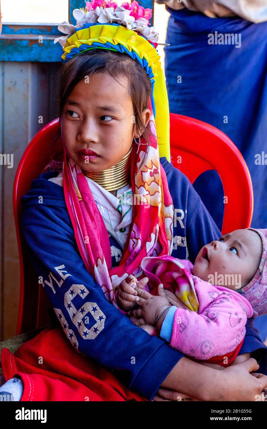 Ein Kind Aus Der Kayan Minority Group (Long Neck), die ein Baby, Pan Pet Village, Loikaw, Kayah State, Myanmar hält. Stockfoto