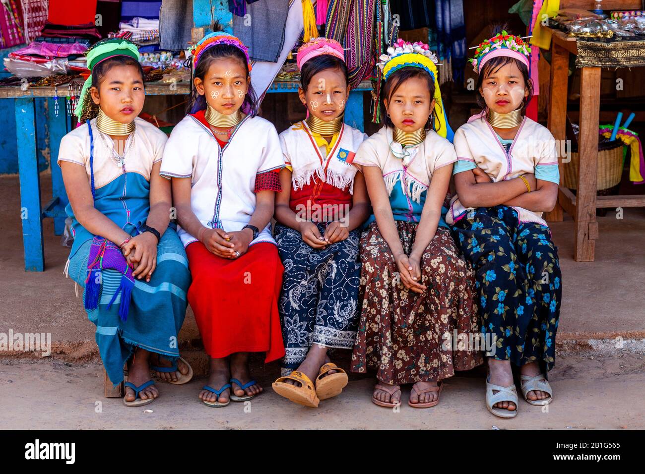 Eine Gruppe Von Kindern Aus Der Kayan Minority Group (Long Neck), Pan Pet Village, Loikaw, Kayah State, Myanmar. Stockfoto