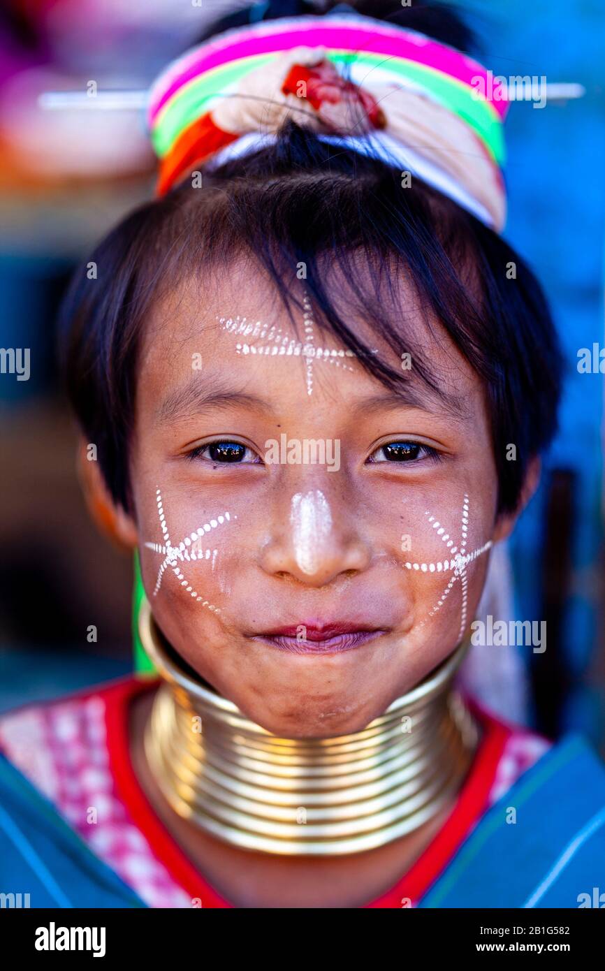 Ein Porträt Eines Kindes Aus Der ethnischen Gruppe der Kayan (Long Neck), Pan Pet Village, Loikaw, Kayah State, Myanmar. Stockfoto