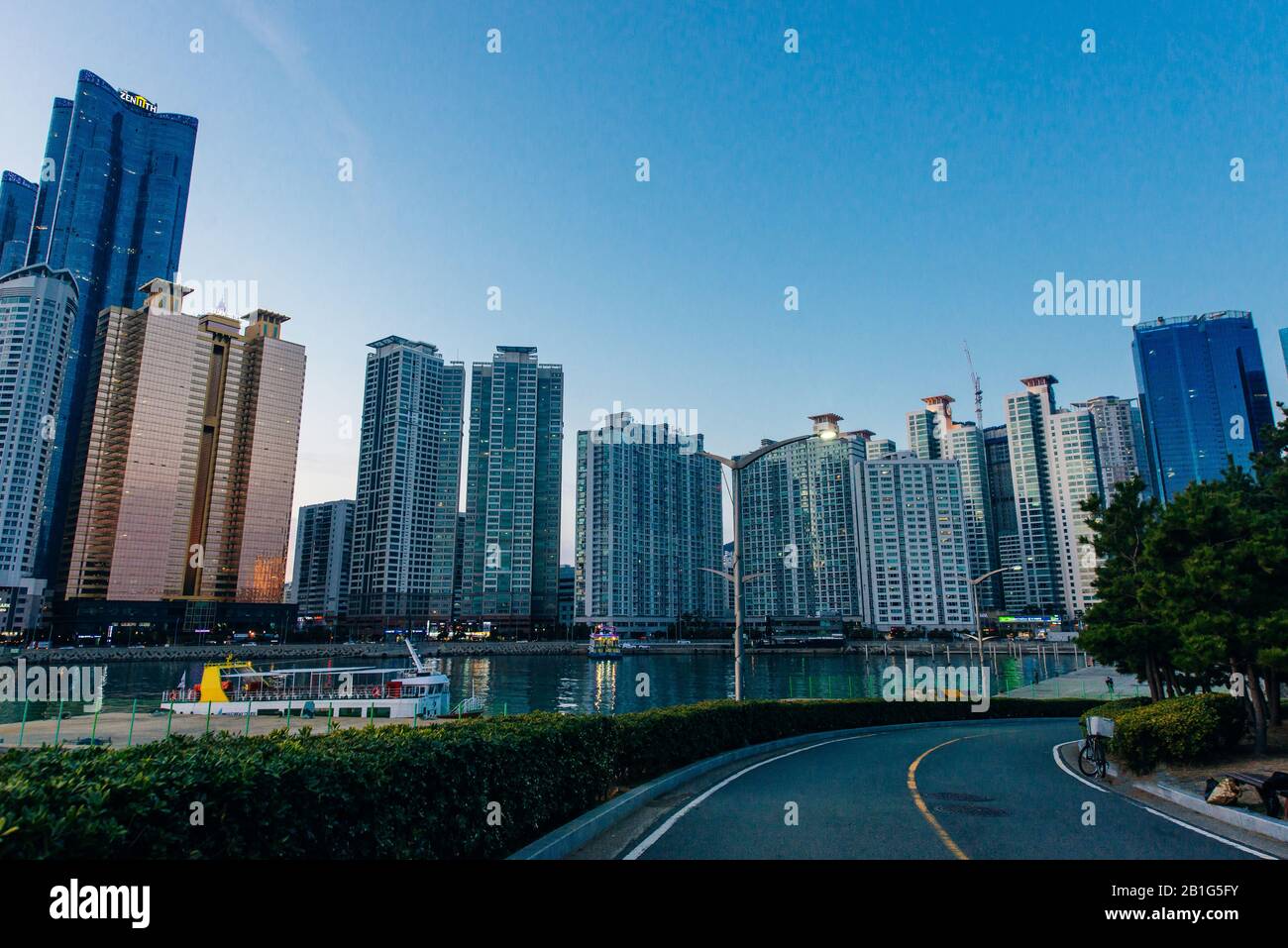 Wolkenkratzer moderner Apartmentgebäude und Jachthafen in Marine City of Busan, Südkorea Stockfoto