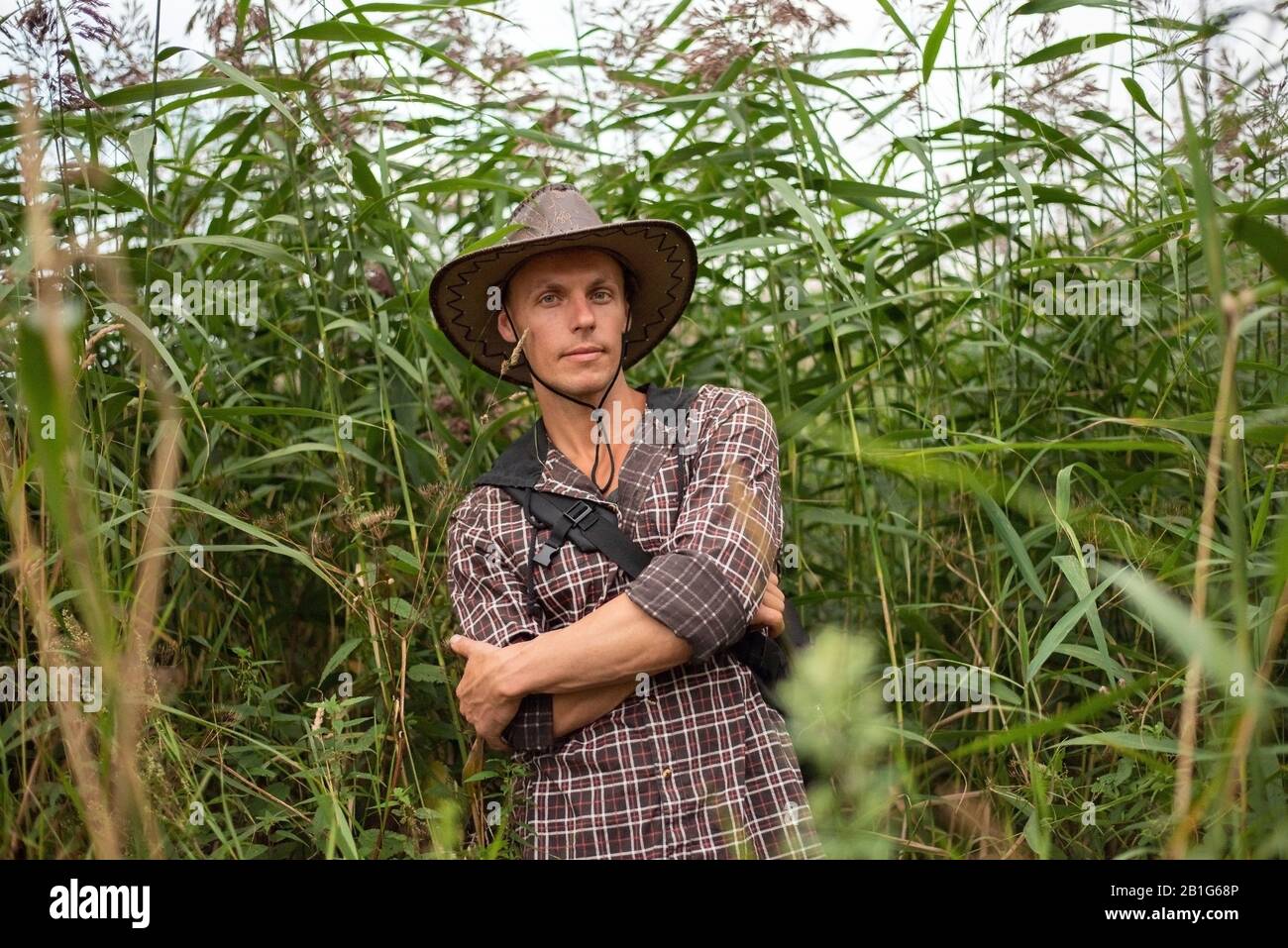 Ein Mann in einem Cowboyhut, in der Natur. Im Feld. Für jeden Zweck. Stockfoto