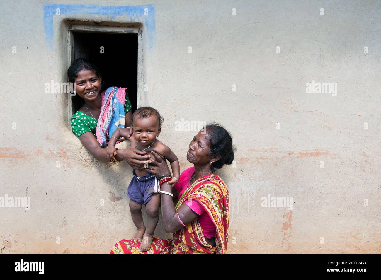 Das Bild der Mutter, die das Kind an die Großmutter im Dorf Purulia, Westbengalen, Indien, Asien weitergibt Stockfoto