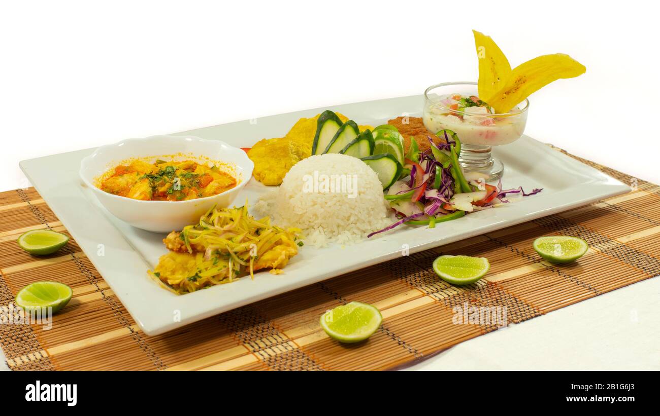 Platte aus gepanschtem Fisch, Fisch-Ceviche, Fisch-Wrap mit gebratenen Bananenstücken, Zitrone und Salat auf weißem Hintergrund Stockfoto