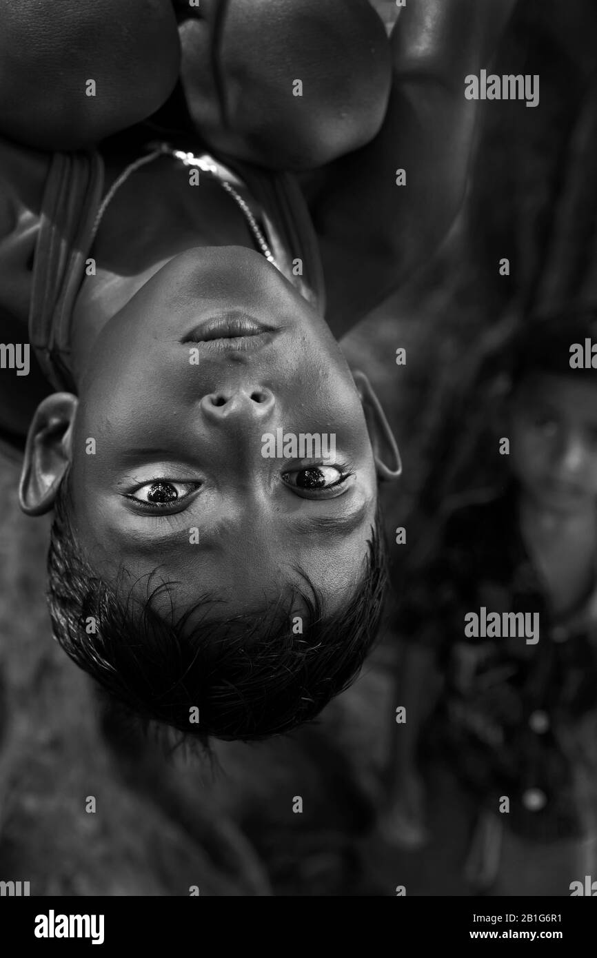 Das Bild des Jungen Jungen, der auf dem Baum in Purulia Dorf, Westbengalen, Indien, Asien spielt Stockfoto