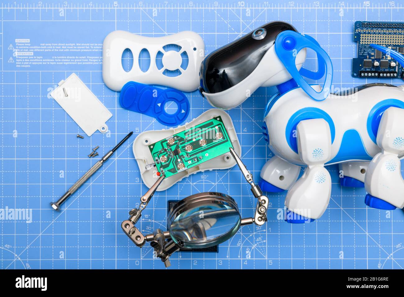 Toy Roboterhund mit Leiterplatte wird montiert.Konzept von Spielzeug und Elektronik montiert, recycelt, repariert oder für die Ausbildung in Elektronik verwendet. Stockfoto