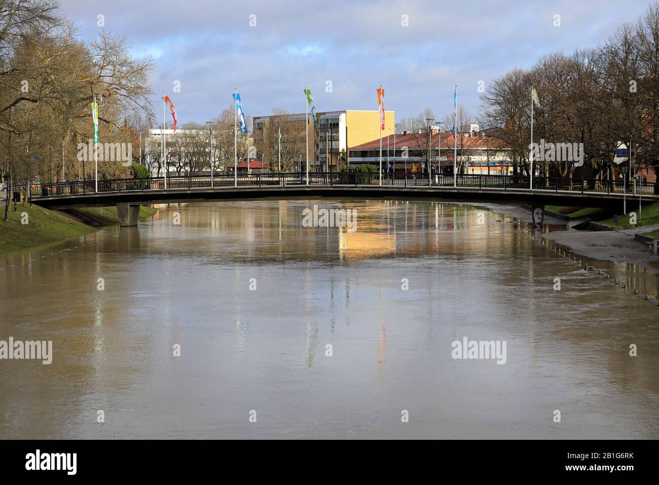 Salonjoki Fluss in Flut nach Februar 2020 Stürme und starke Regenfälle, mit überschwemmten Fußgängerunterführungen in der Stadt. Salo, Finnland, 23. Februar 2020. Stockfoto