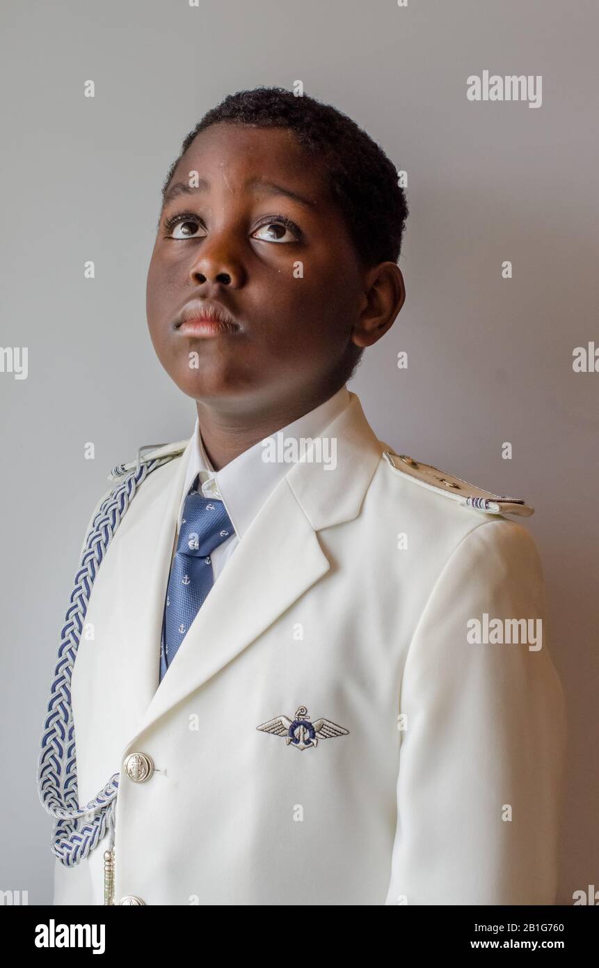 Porträt eines schwarzen Kindes, das in erster Gemeinschaft gekleidet ist Stockfoto