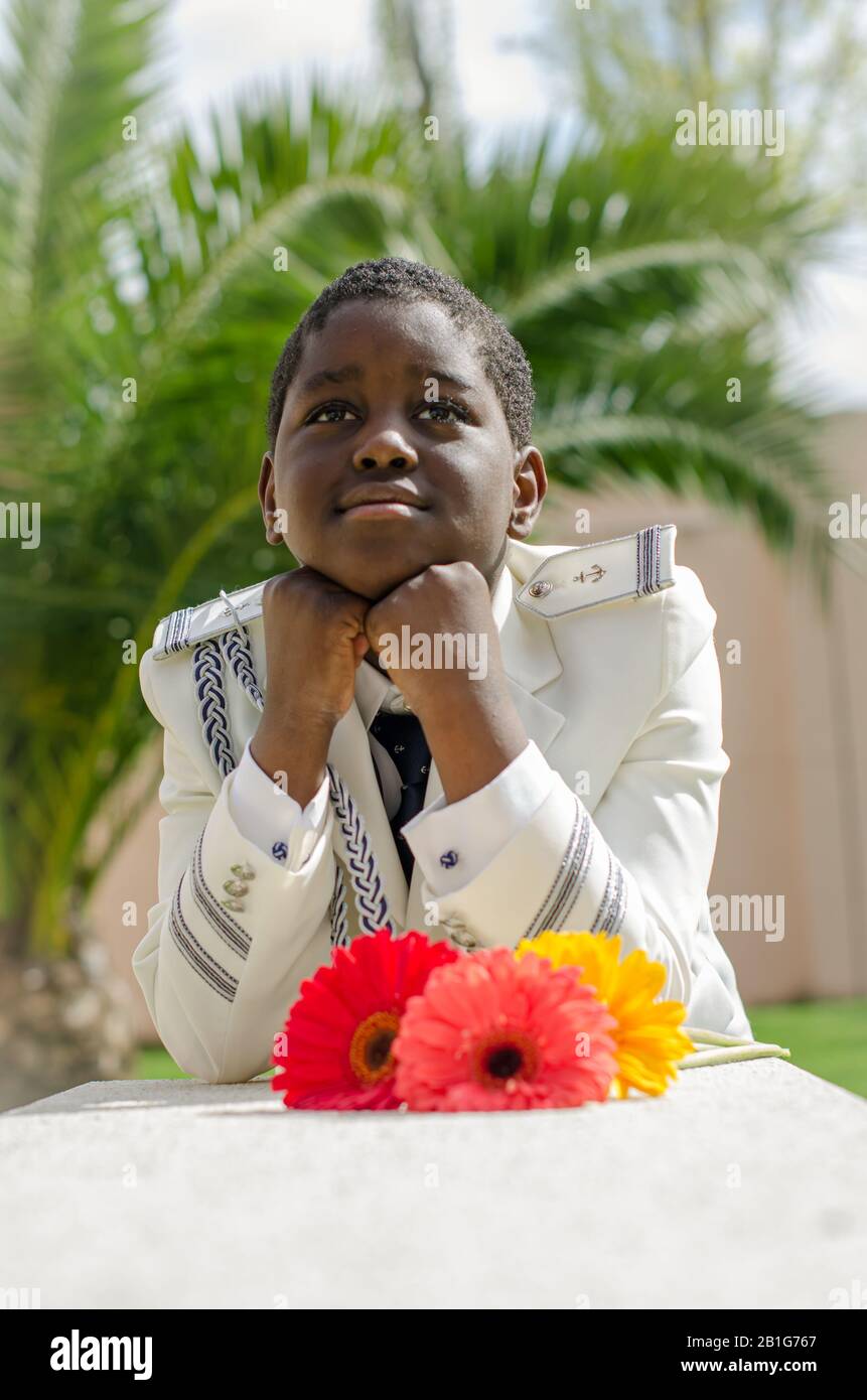 Porträt eines schwarzen Kindes, das in erster Gemeinschaft gekleidet ist Stockfoto