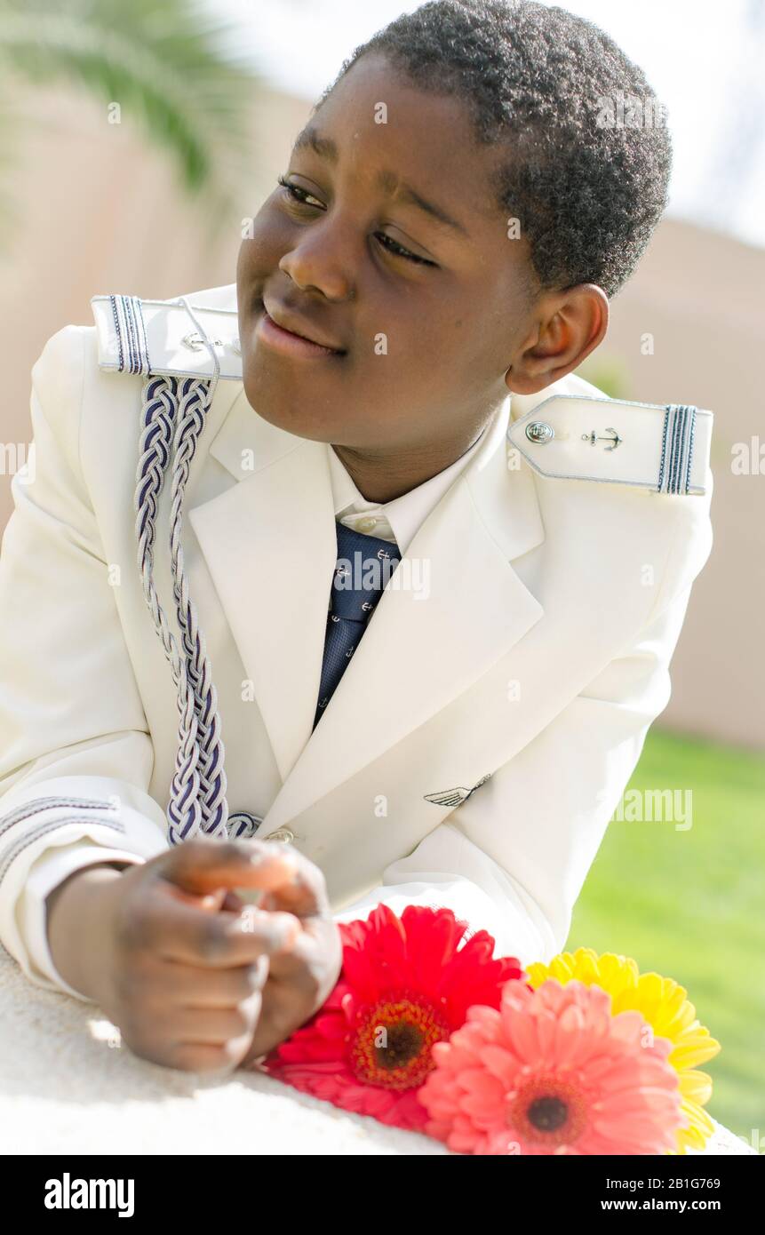 Porträt eines schwarzen Kindes, das in erster Gemeinschaft gekleidet ist Stockfoto