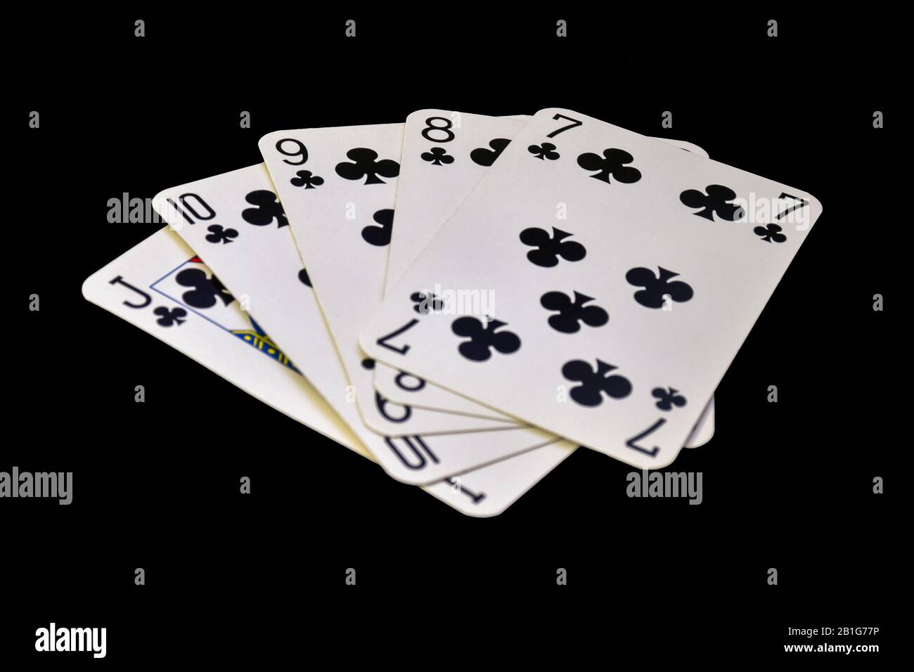 Die Kombination von Spielkarten im Poker auf schwarzem Hintergrund - Straight Flush Stockfoto