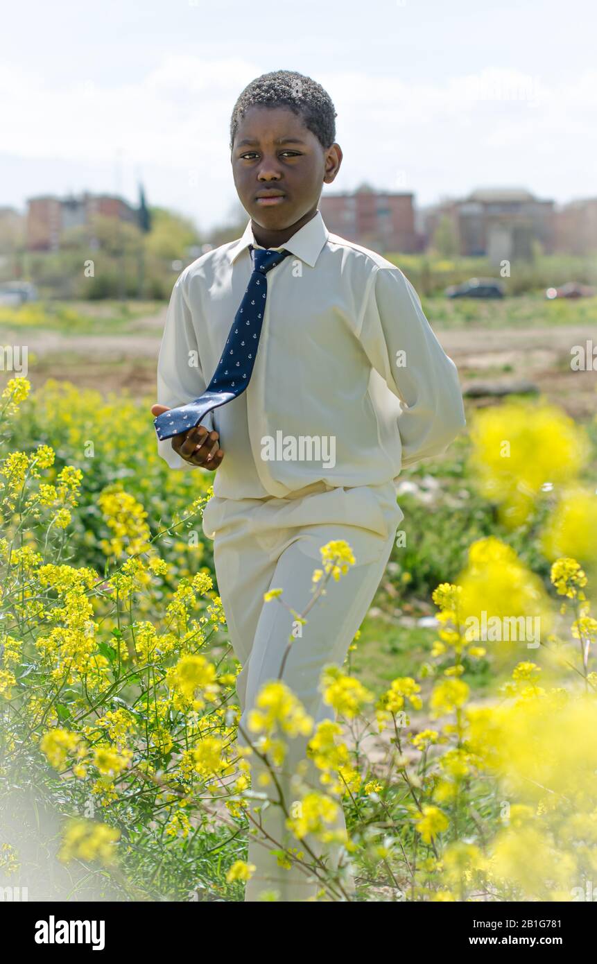 Schwarzer Junge mit weißem Hemd und blauer Krawatte Stockfoto