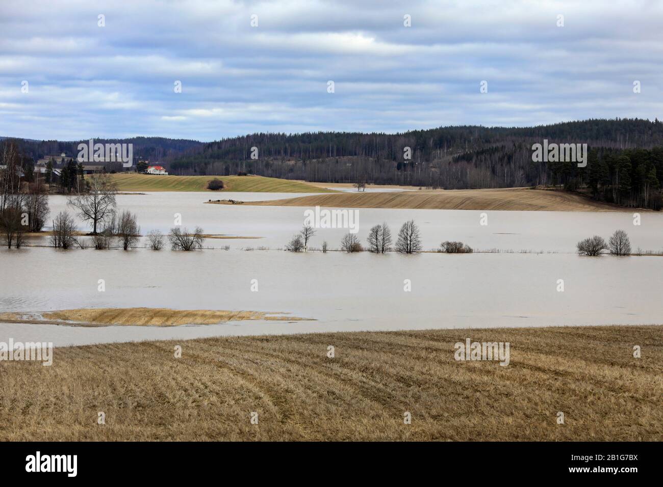 Überflutete Felder von Nummenjoki-Flussüberschwemmungen in Saukkola, Lohja, Finnland nach Stürmen und starken Regenfällen im Winter 2020. Februar 2020. Stockfoto