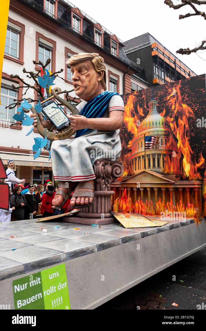 Präsident Trump twittert, während er eine römische Toga und Sandalen trägt und das Kapitol brennt im Hintergrund auf einer Floskel in der Rose Monday Parade in M Stockfoto