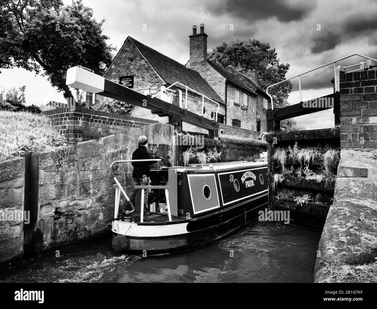 Narrowboat fährt nach Sandiacre Lock am Erewash Canal, Derbyshire, England, Großbritannien, Stockfoto
