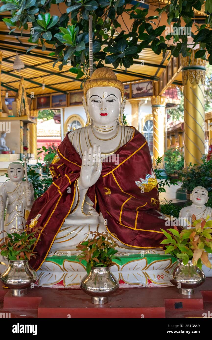 Sitzende Buddhastatue in Kyauktawgyi Paya, Mandalay, Mandalay Region, Myanmar Stockfoto
