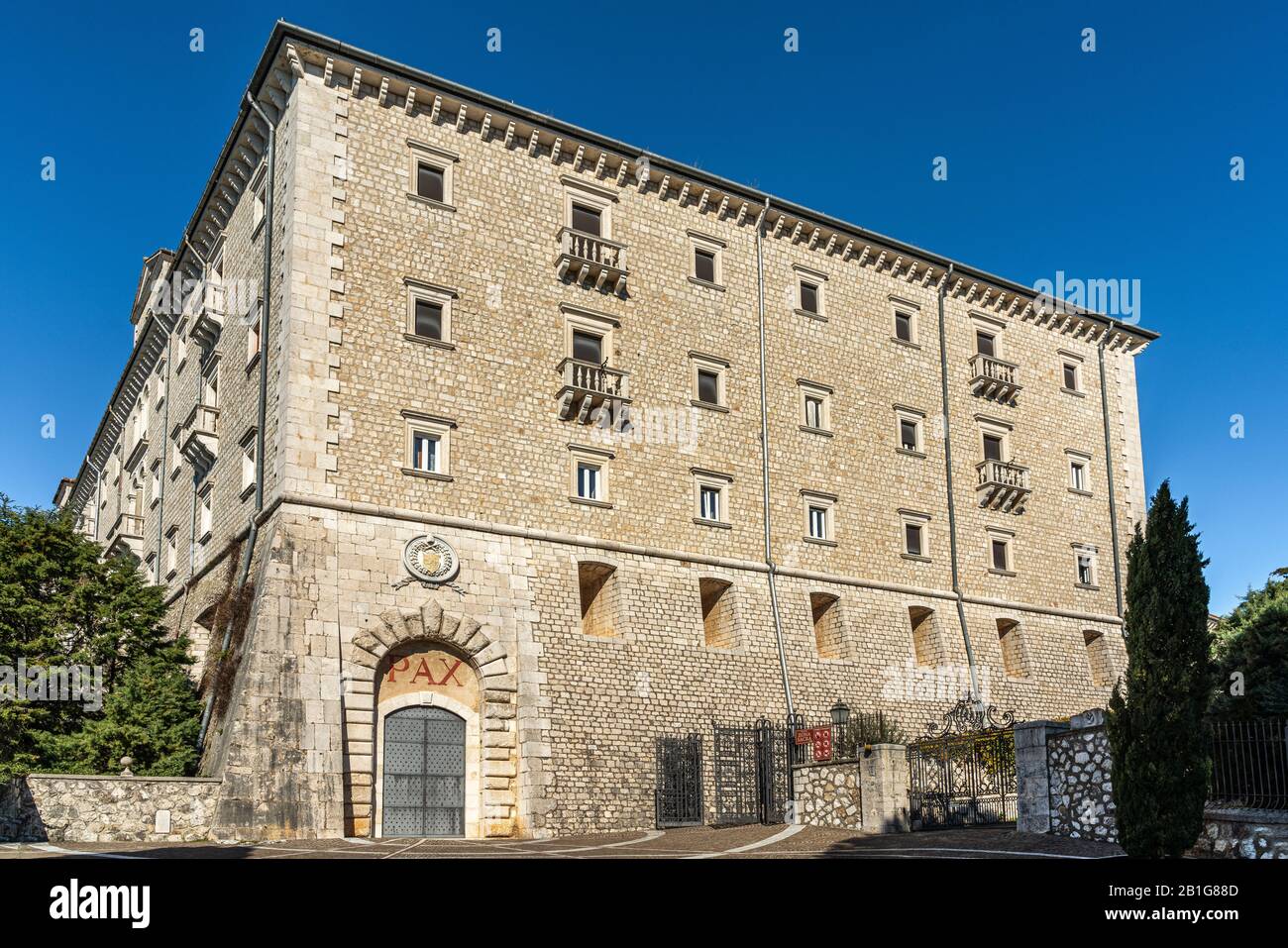 Das Gebäude von ihm baut die Montecassino Abbey auf dem Hügel in Italien wieder auf, die während des zweiten Weltkriegs zerstört wurde Stockfoto