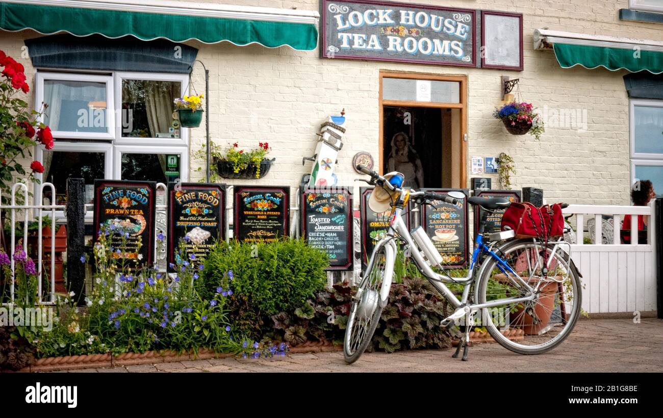 Teestube mit Fahrrad neben Trent Lock am Erewash Canal und River Trent, Derbyshire, England, Großbritannien Stockfoto