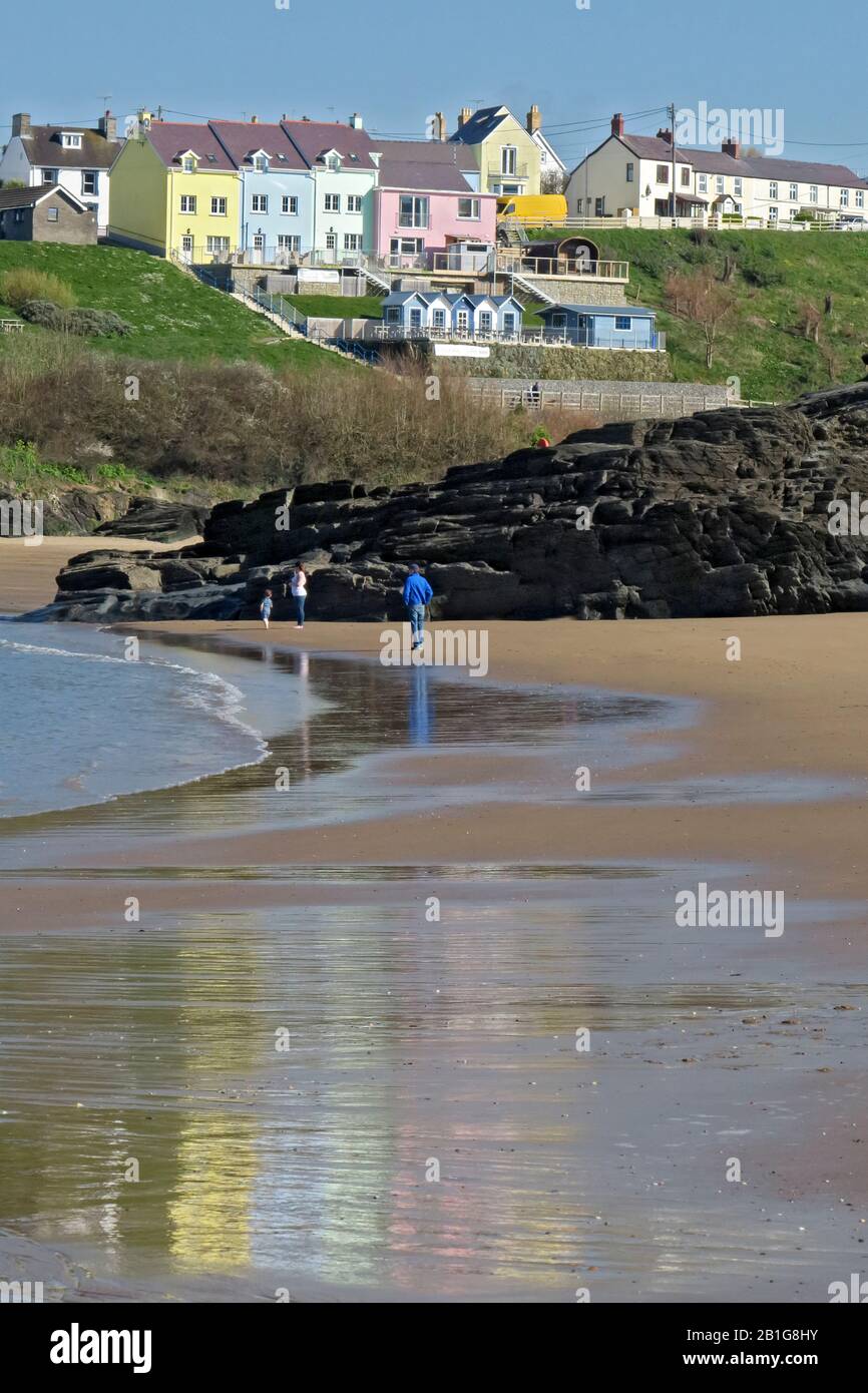 Aberporth Strand mit kolouen Reflexionen von Berghütten an seinem sandigen, blauen Flaggenstrand. Aberporth ist ein kleines walisisches Küstendorf, das liegt Stockfoto