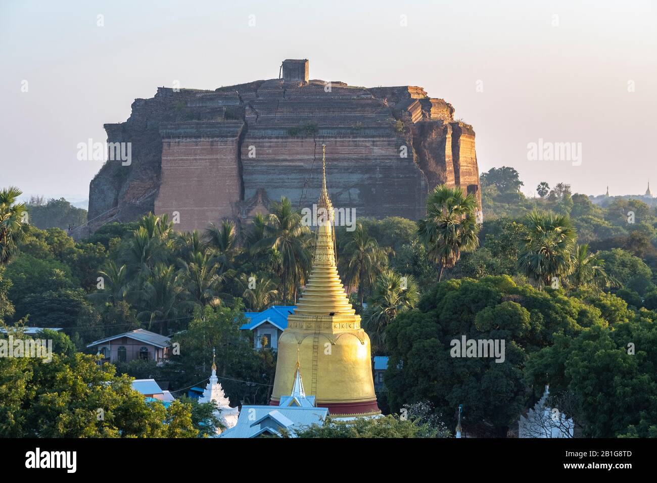 Mingun Pahtodawgyi von Mya Thein Tan oder Hsinbyume Pagode, Mingun, Mandalay Region, Myanmar gesehen Stockfoto