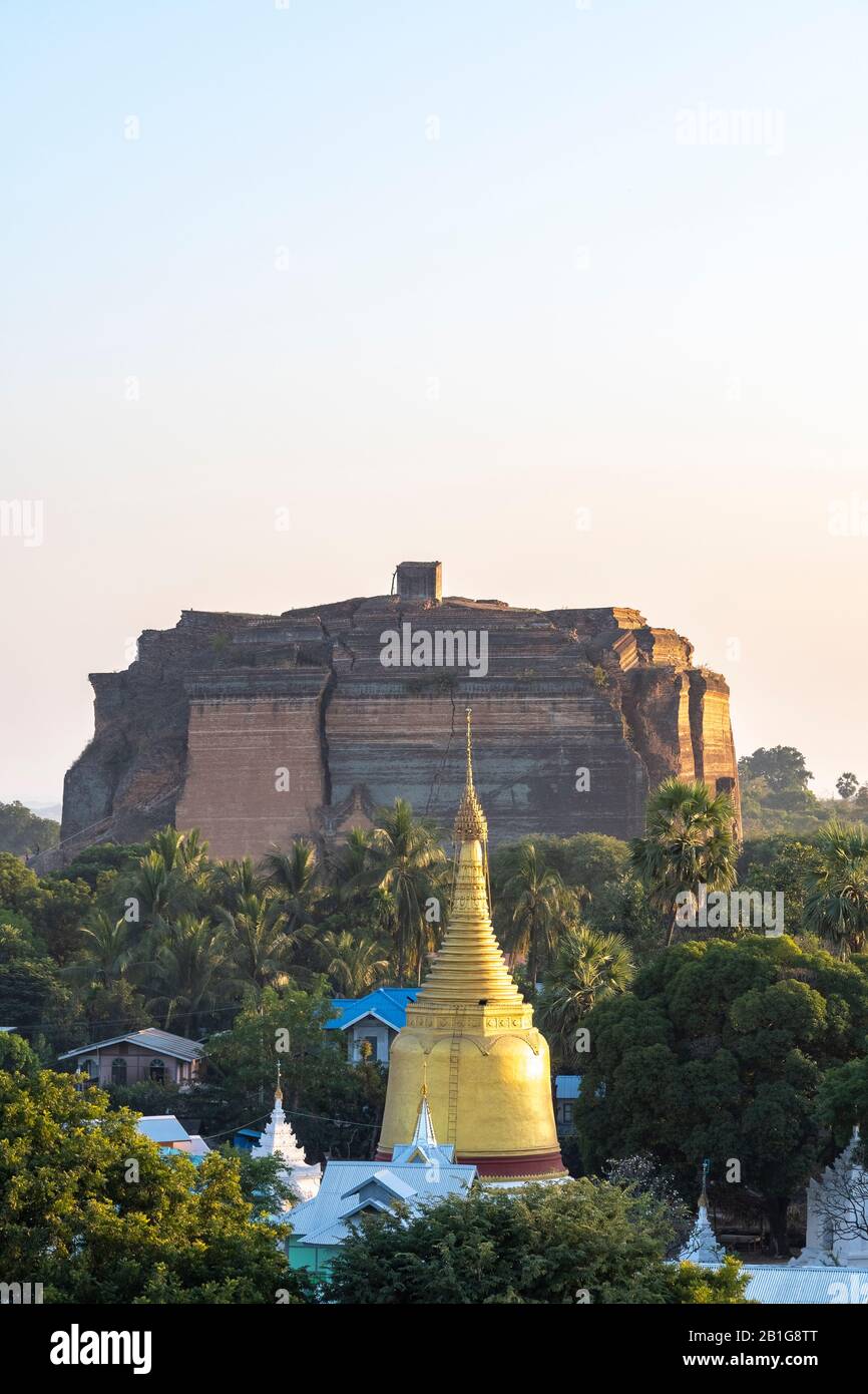Mingun Pahtodawgyi von Mya Thein Tan oder Hsinbyume Pagode, Mingun, Mandalay Region, Myanmar gesehen Stockfoto