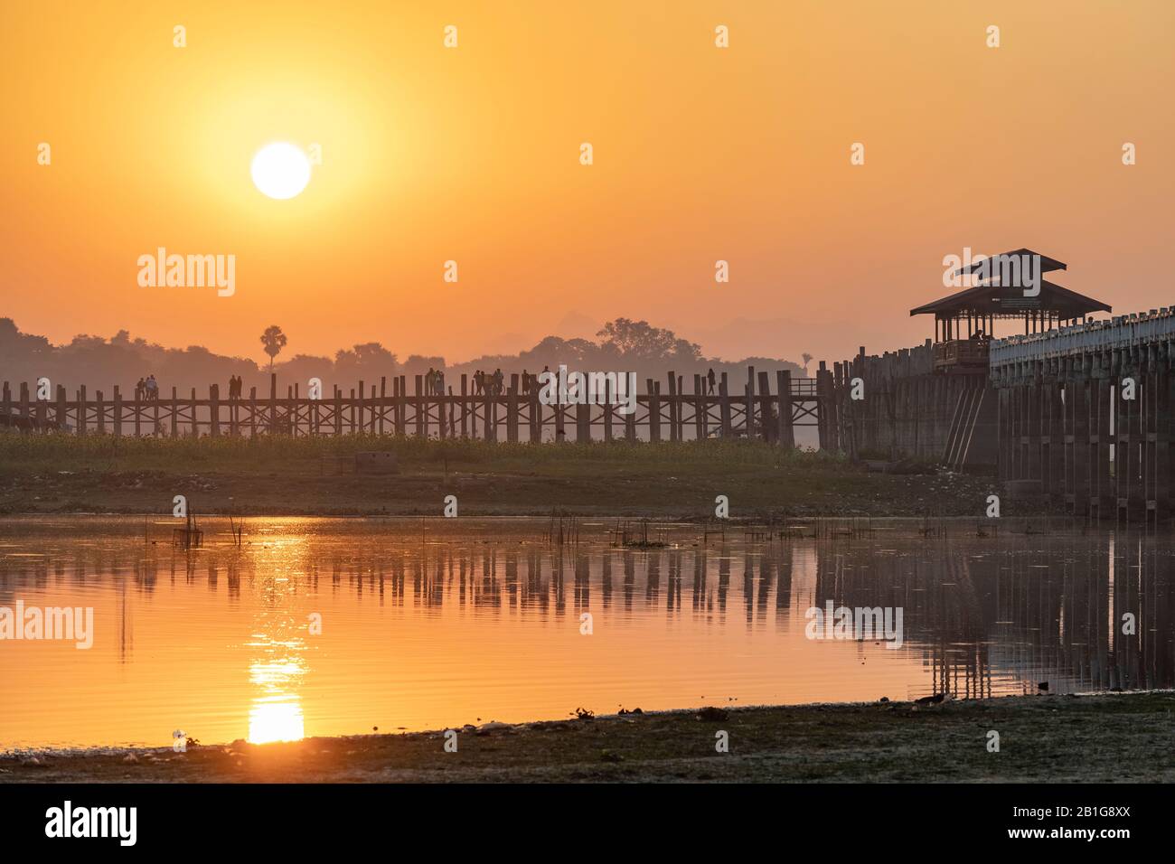 U Bein-Brücke bei Sonnenaufgang, Taung Tha Man Lake, Amarapura, Mandalay Region, Myanmar Stockfoto