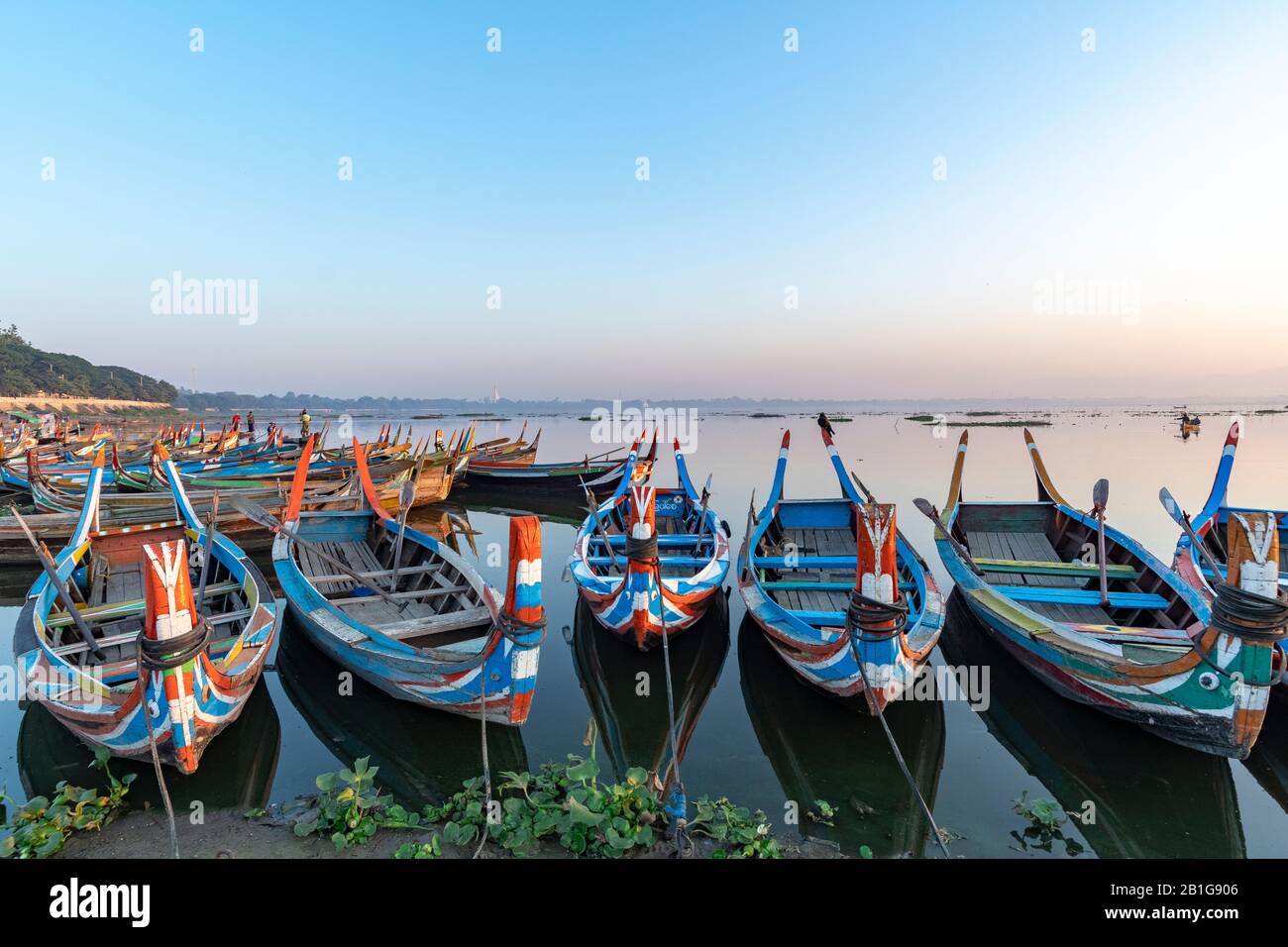 Traditionelle Fischerboote und Fischer auf dem Taung Tha Man Lake, Amarapura, Mandalay Region, Myanmar Stockfoto