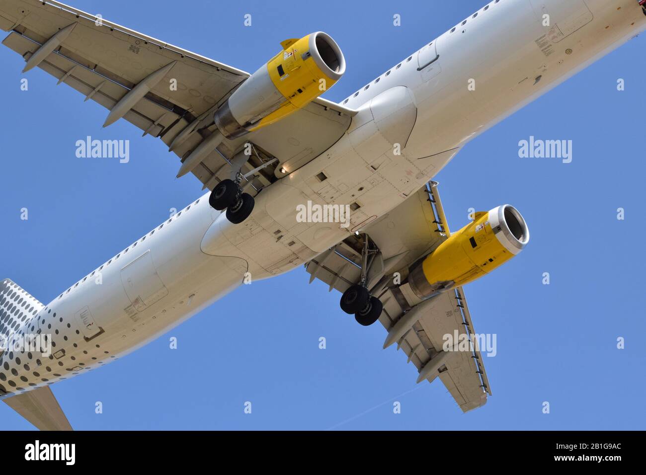 Weißer und gelber Flugzeugunterwagen von unten beim Start Stockfoto