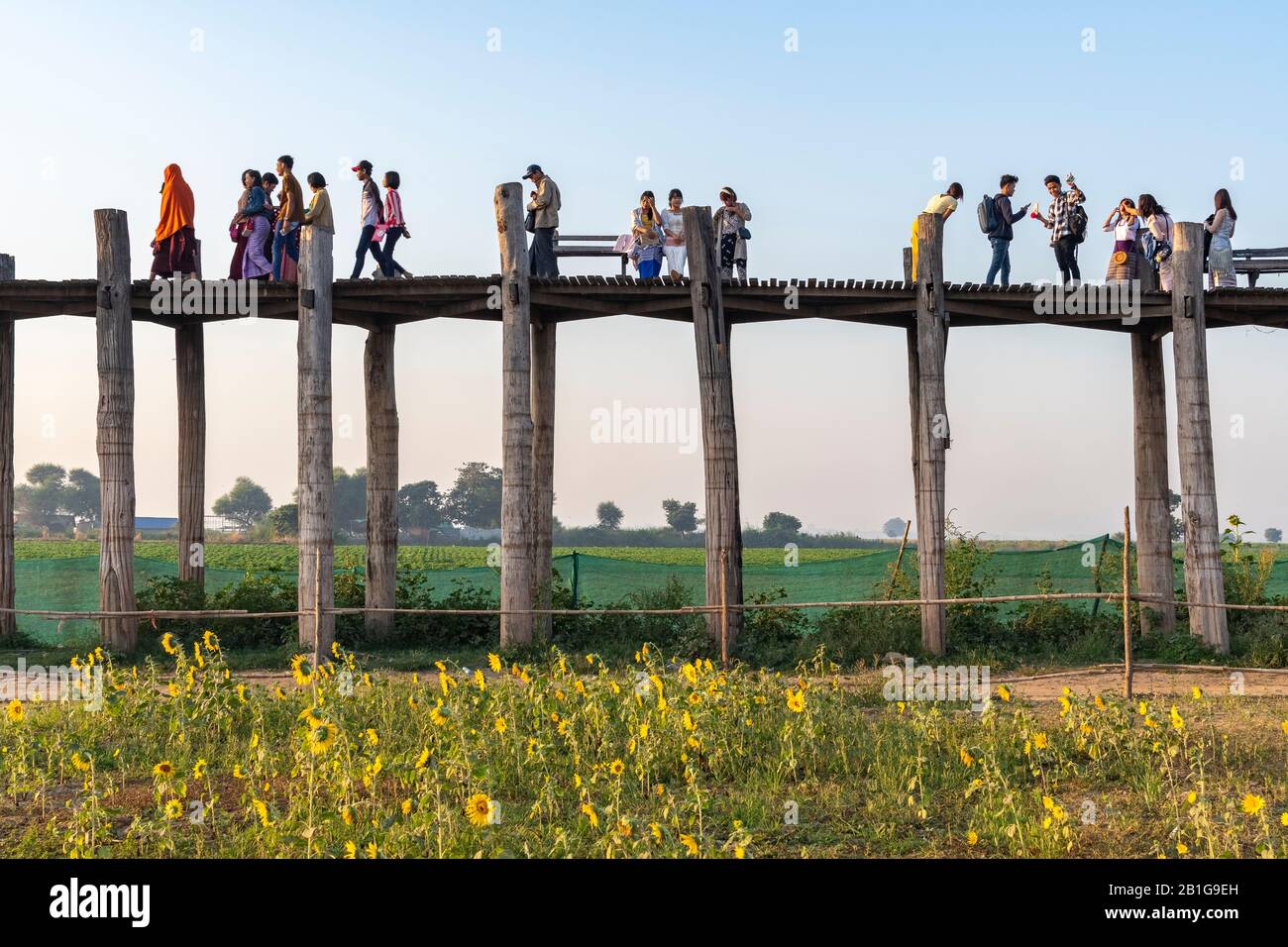 U Bein-Brücke bei Sonnenaufgang, Taung Tha Man Lake, Amarapura, Mandalay Region, Myanmar Stockfoto