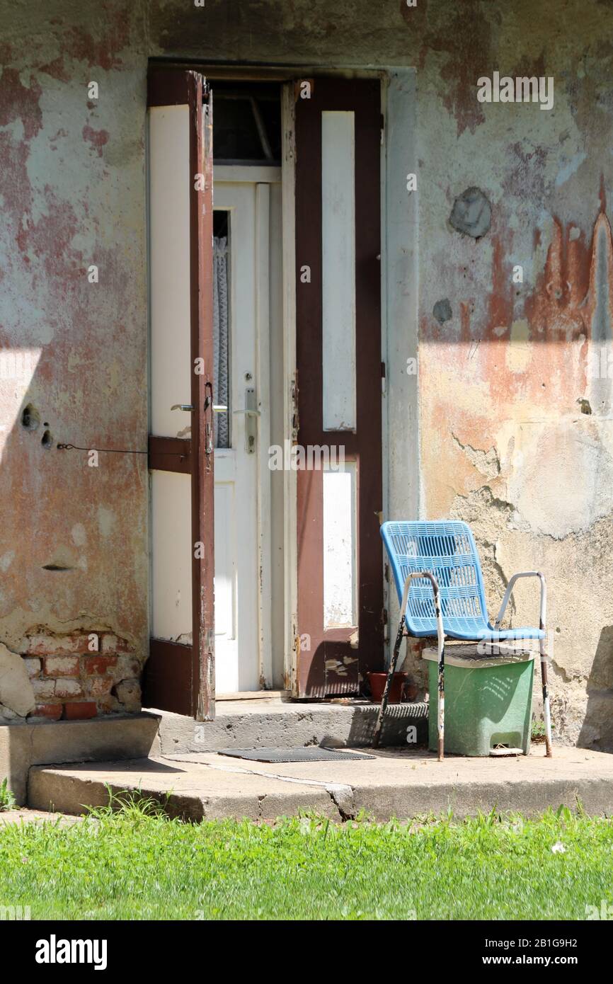 Verrosteter Vintage-Retro-Kunststoff und weißer und hellblauer