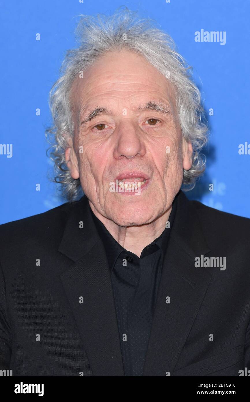 Der amerikanische Filmemacher Abel Ferrara besucht die Fotocall für Sibirien während der 70. Internationalen Filmfestspiele in Berlin. © Paul Treadway Stockfoto