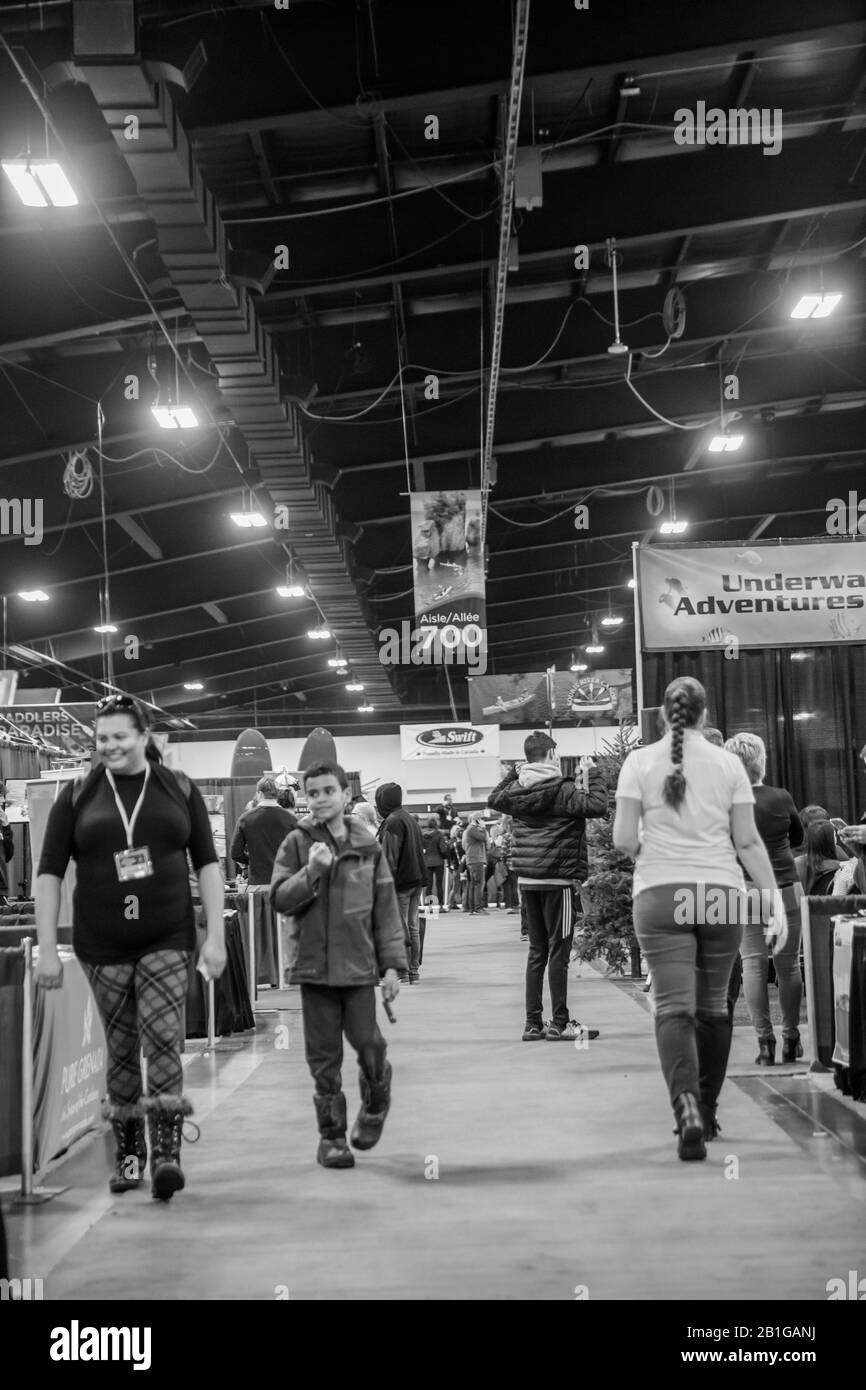 TORONTO, ONTARIO, KANADA - 22. FEBRUAR 2020: DIE MENSCHEN BESUCHEN DIE ABENTEUER- UND REISESHOW IM INTERNATIONALEN ZENTRUM. Stockfoto