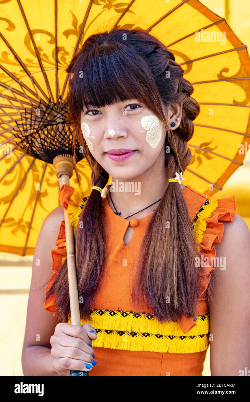 Birmanische Schönheit im Maha Sandar Mahi Paya, Amarapura, Mandalay Region, Myanmar Stockfoto